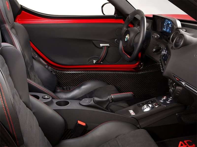 Фото Alfa Romeo 4C - Alfa Romeo 4C 2013 водительское место фото 2