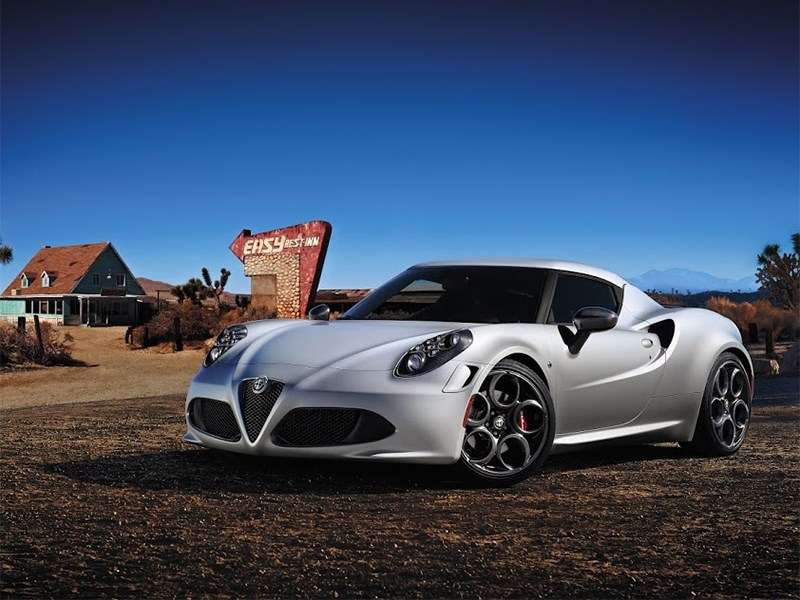 Фото Alfa Romeo 4C - Alfa Romeo 4C 2013 вид спереди фото 6