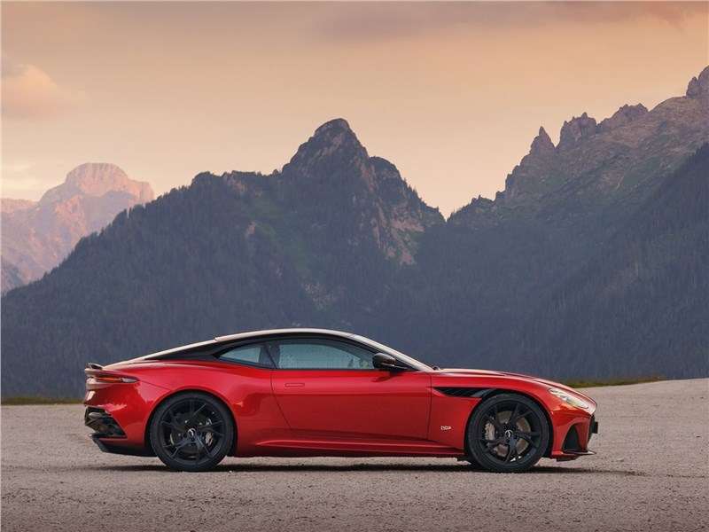 Фото Aston Martin DBS - Aston Martin DBS 2019 вид сбоку