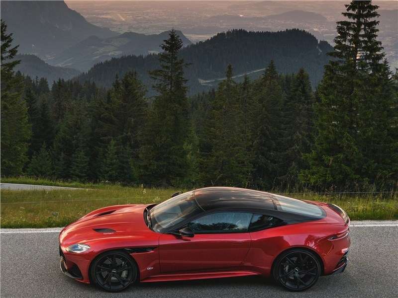 Фото Aston Martin DBS - Aston Martin DBS 2019 вид сбоку сверху