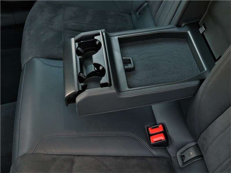 Фото Audi A6 allroad quattro - Откидной подлокотник имеет практичные внутренние «отсеки»