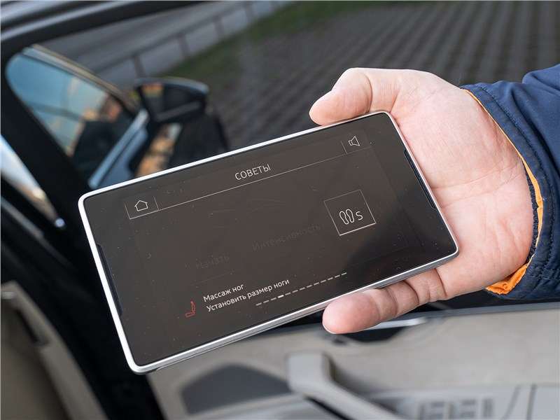 Фото Audi A8 - Задним пассажирам предлагается съемный планшет для управления функциями комфорта