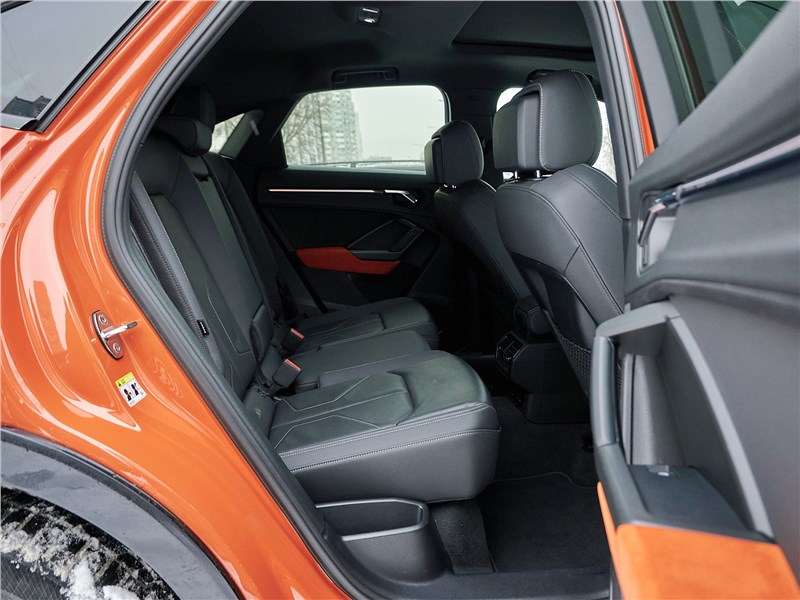 Фото Audi Q3 - Второй ряд сидений абсолютно полноценный, без каких-либо скидок на экзотический тип кузова