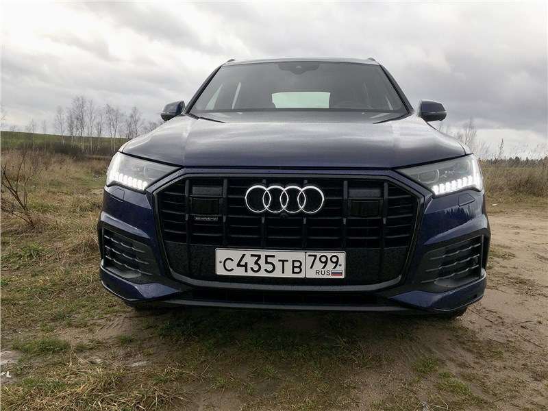 Фото Audi Q7 - Черные детали радиаторной решетки и переднего бампера, рельефная надпись quattro – элементы стайлинг-пакета Titanium Black