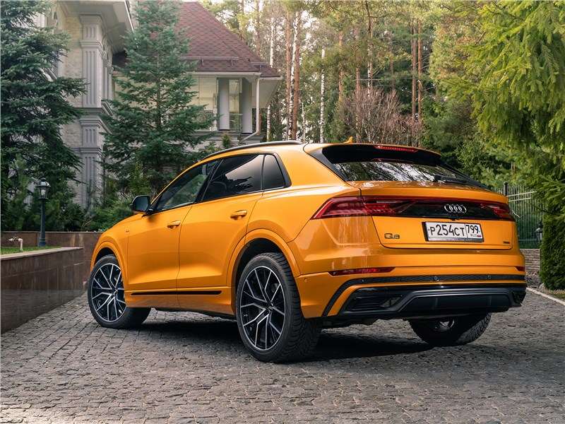 Фото Audi Q8 - Управляется кроссовер надежно, точно и азартно, успешно сочетая спортивные повадки с отличной плавностью хода