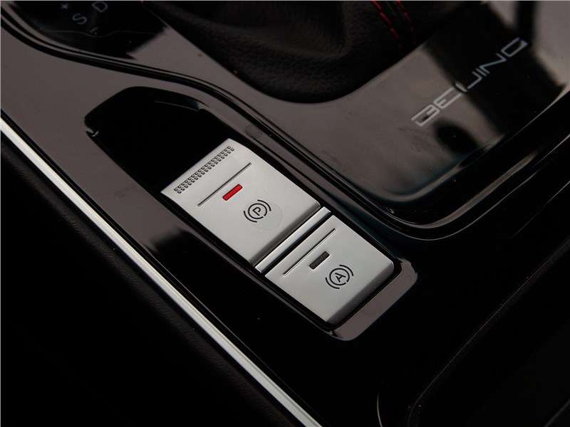 Фото BAIC U5 Plus - Слева от селектора — кнопки электронного ручного тормоза и включения режима Auto Hold