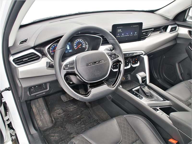 Фото BAIC X35 - Интерьер BAIC Х35 функционален и симпатичен, однако по новизне, конечно, проигрывает «аэрокосмическим» салонам других китайских моделей 