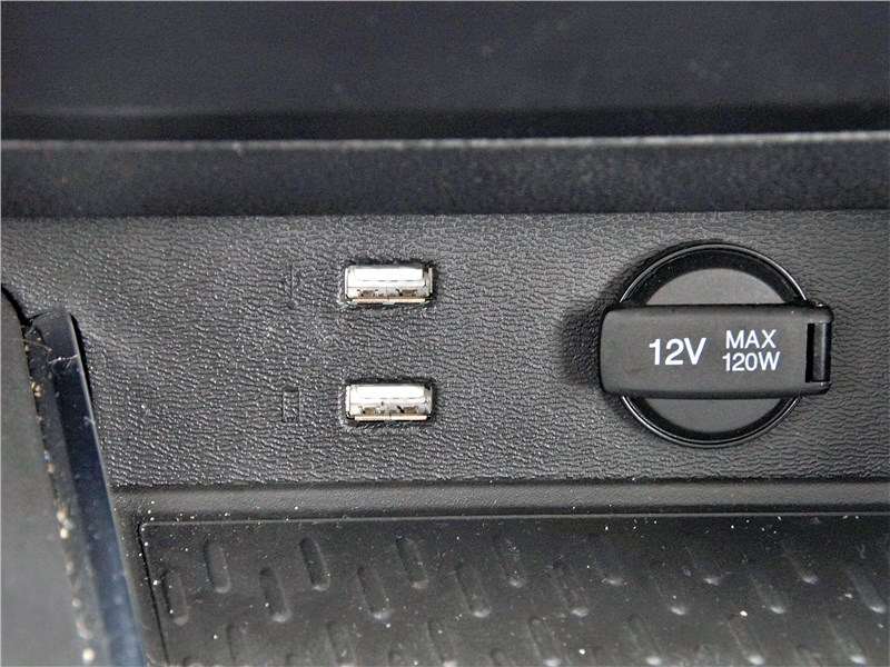 Фото BAIC X35 - Два разъёма USB, а также розетка на 12 В отлично видны и доступны для использования на ходу