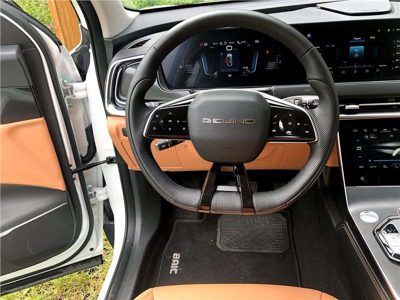 Фото BAIC X75 - Слева под рулем – рычаг управления активным круиз-контролем