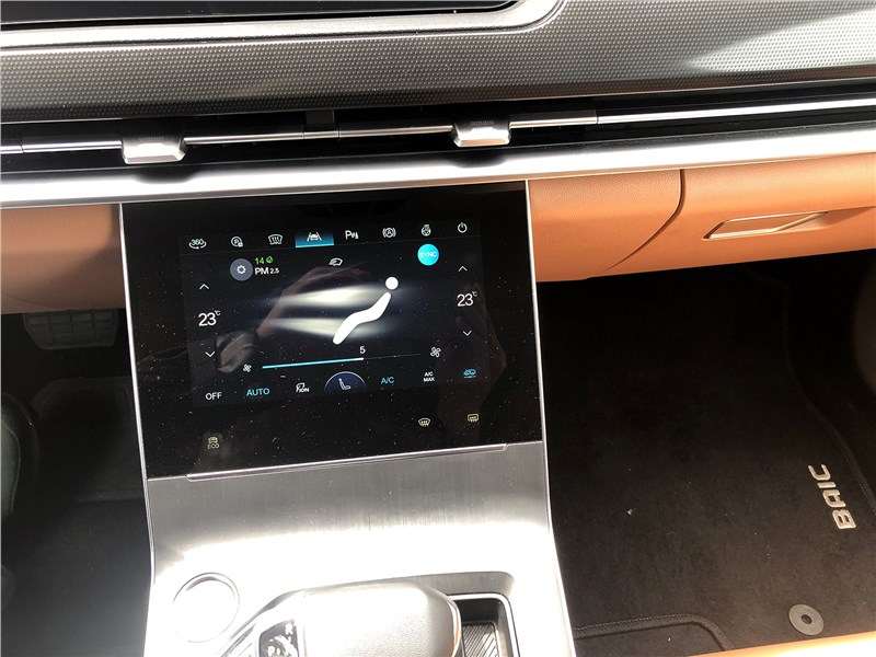 Фото BAIC X75 - В левом нижнем углу экрана «климата» – иконка включения режима «эко»