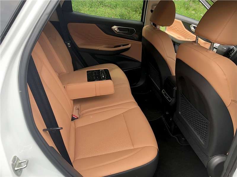 Фото BAIC X75 - При посадке вдвоем можно откинуть широкий центральный подлокотник