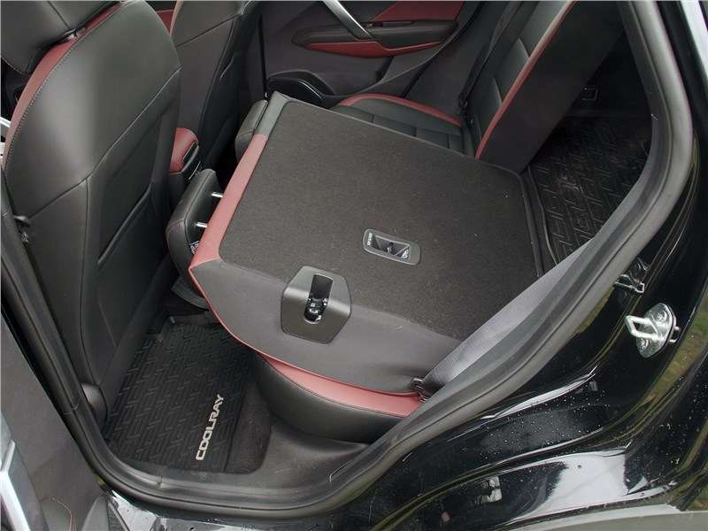 Фото Belgee X50 - Спинка заднего дивана складывается по частям в пропорции 2:1