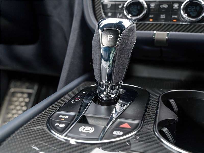 Фото Bentley Bentayga - Рычаг «автомата» щеголяет металлом и алькантарой