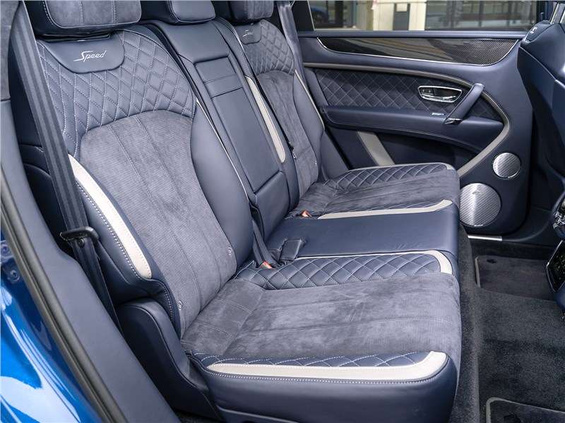 Фото Bentley Bentayga - Комбинация кожи и алькантары создает дополнительный уют