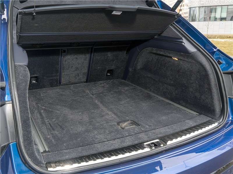 Фото Bentley Bentayga - Багажник очень дорого отделан, поэтому поклажа должна быть идеально чистой
