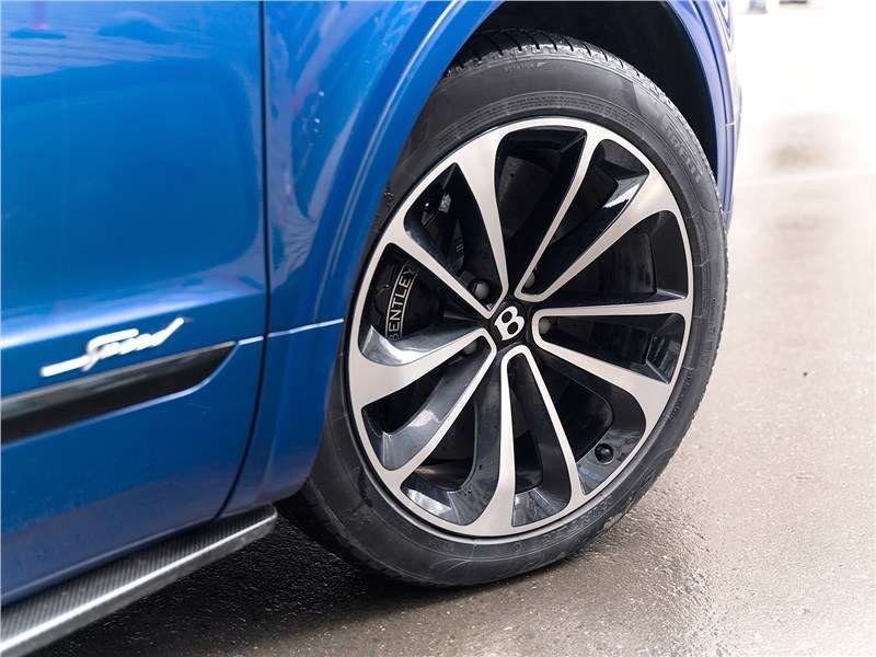 Фото Bentley Bentayga - Колеса диаметром 21 дюйм – зимний вариант, в «базе» 22 дюйма