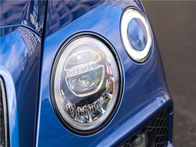 Фото Bentley Bentayga - В передних ходовых огнях спрятан омыватель фар