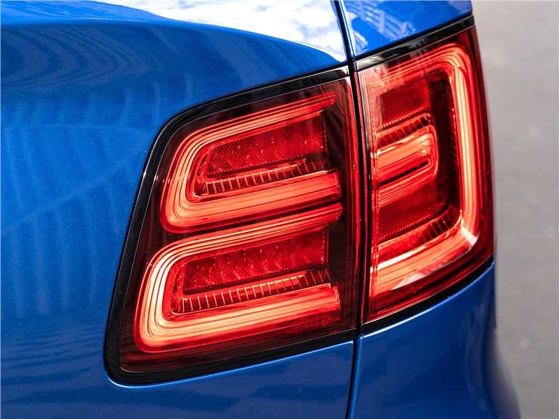 Фото Bentley Bentayga - Bentley Bentayga Speed 2020 задний фонарь