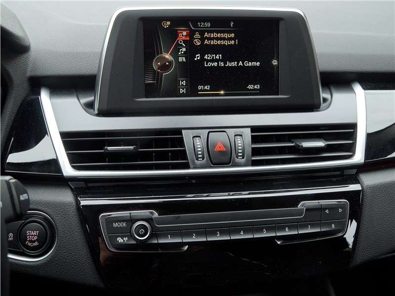 Фото BMW 2 Series - Вертикально расположенный дисплей мультимедиасистемы имеет очень высокое разрешение и не «выцветает» даже при ярком солнечном свете