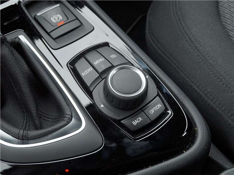Фото BMW 2 Series - Пульту управления мультимедиасистемы в логике не откажешь