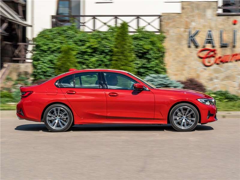 Фото BMW 3 series - Баварский седан едет плотно и собранно, полностью оправдывая почетное звание драйверс-кара