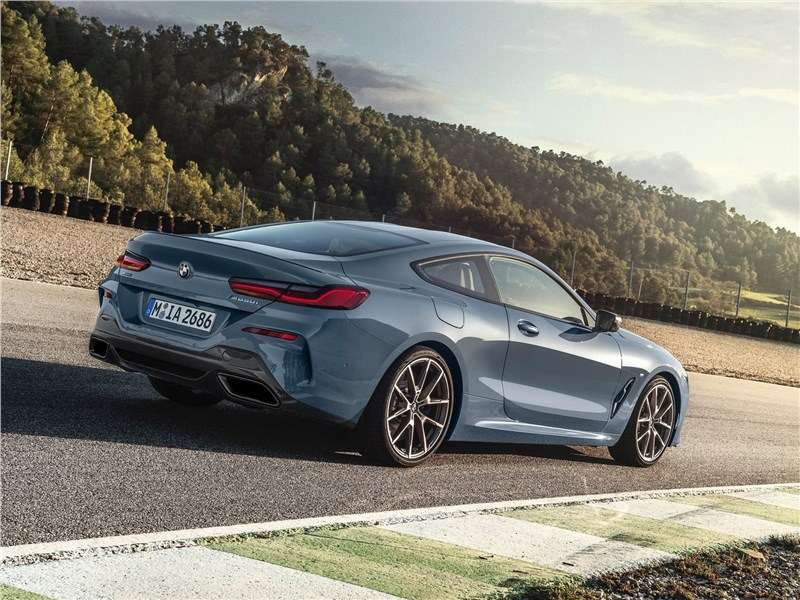 Фото BMW 8 series - BMW 8-Series Coupe 2019 вид сзади