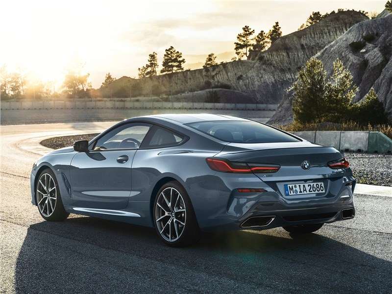 Фото BMW 8 series - BMW 8-Series Coupe 2019 вид сзади