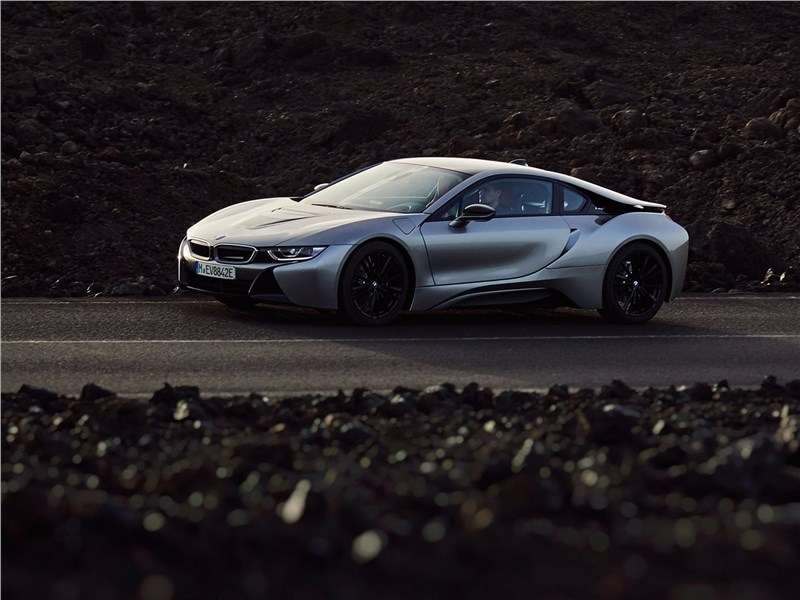 Фото BMW i8 - BMW i8 Coupe 2019 вид сбоку
