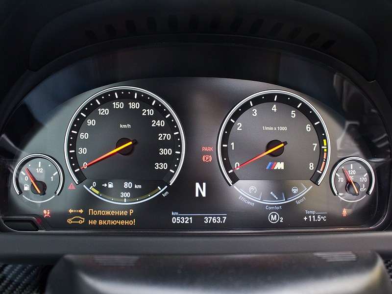Фото BMW M6 - Стандартную панель приборов можно продублировать на лобовое стекло с помощью проекционного экрана