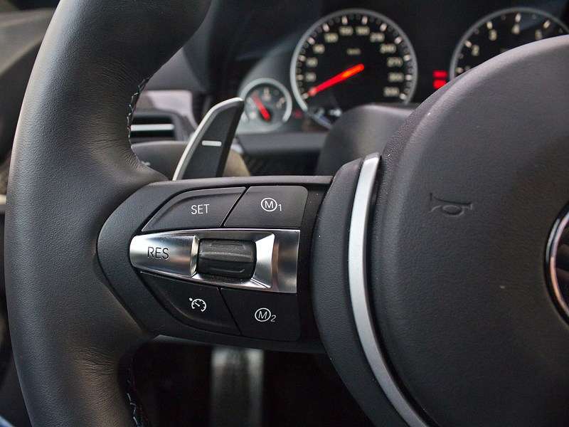 Фото BMW M6 - BMW M6 Cabrio 2012 кнопки управления на руле