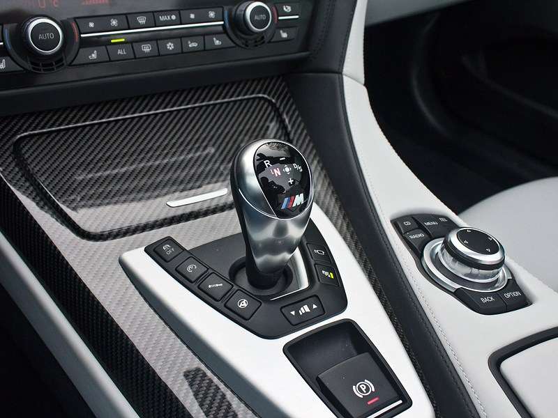 Фото BMW M6 - Область вокруг селектора РКП усеяна кнопками, позволяющими изменять настройки различных систем кабриолета