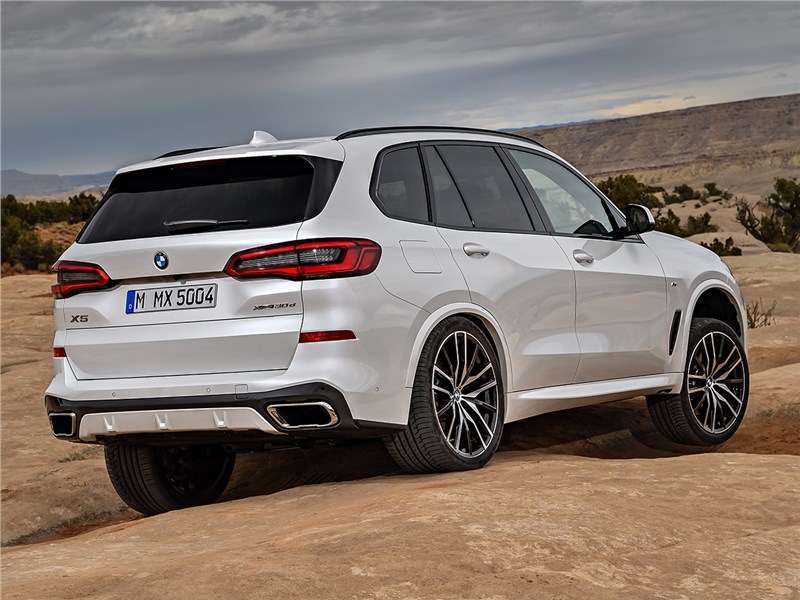Фото BMW X5 - Дизайнеры просят обратить внимание на характерную подштамповку вдоль всего борта автомобиля. Она, мол, создает неповторимую игру света и тени