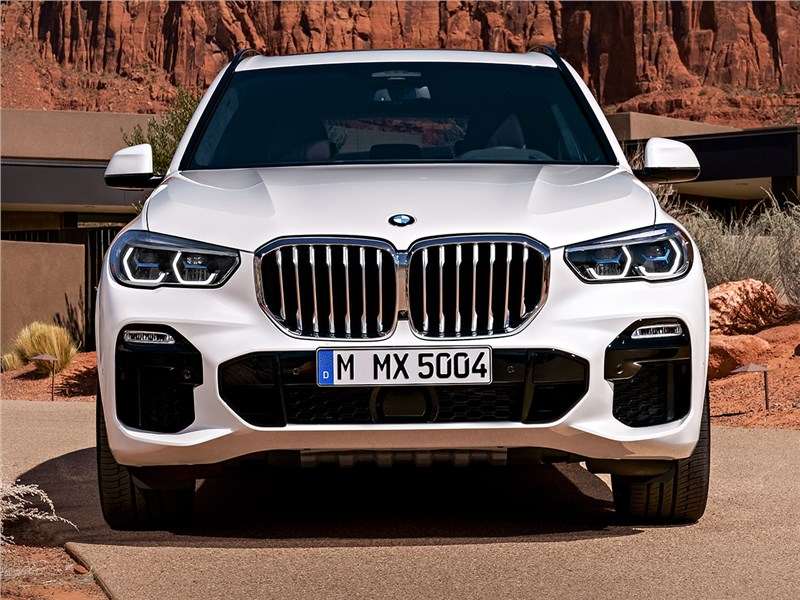 Фото BMW X5 - Фирменные «ноздри» радиаторной решетки здесь оснащены автоматическими жалюзями, закрывающимися, когда мотор холодный, и открывающимися при прогреве 
