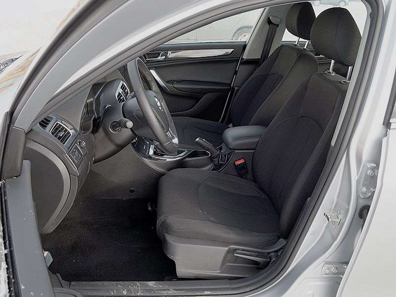 Фото Brilliance H530 - Передние сиденья также аналогичны кроссоверным