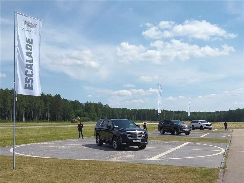 Фото Cadillac Escalade - «Эскалейду» нужен простор. Летное поле - идеальный вариант!