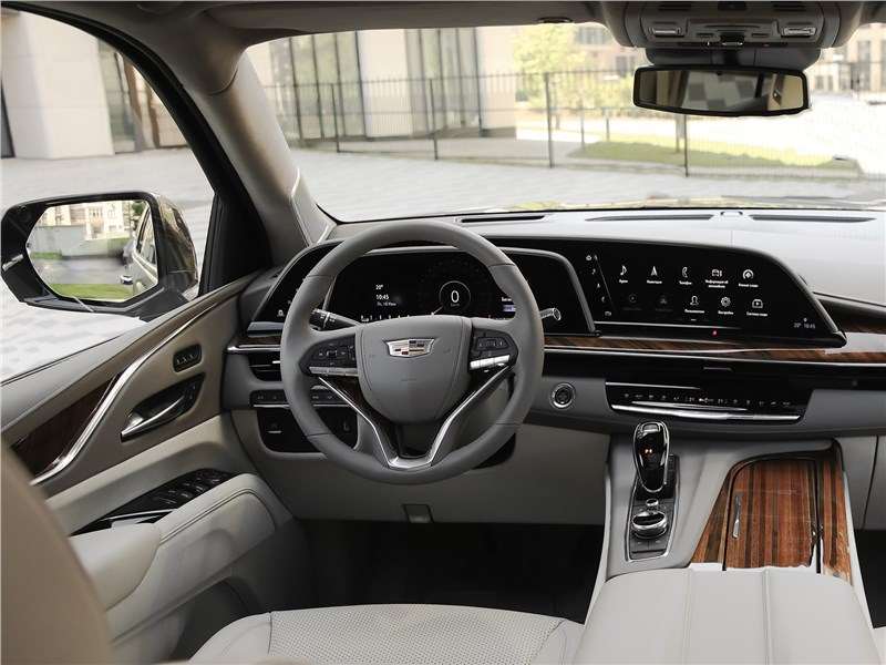 Фото Cadillac Escalade - Большая панель на органических светодиодах входит в штатное оснащение модели
