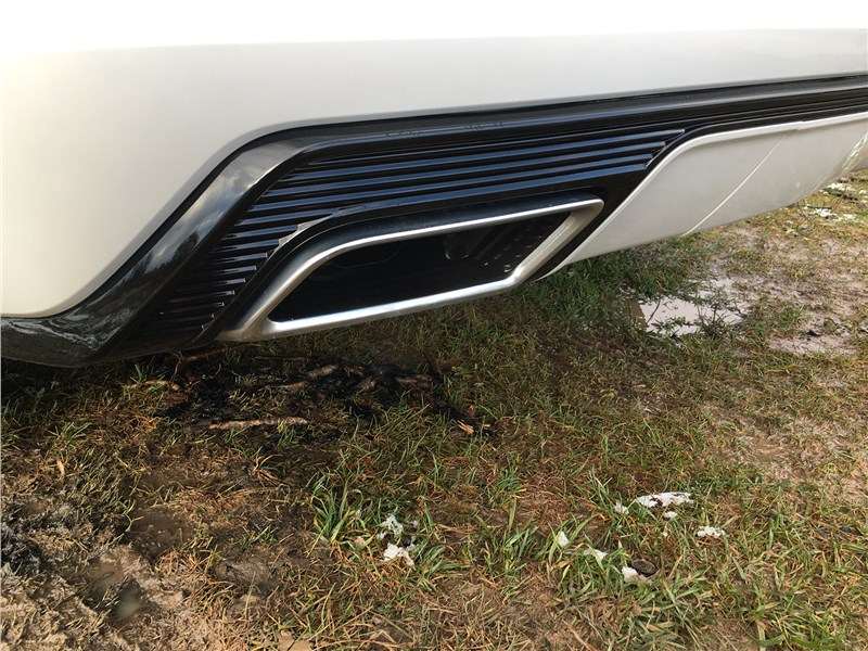 Фото Cadillac XT6 - Патрубки в заднем бампере – не имитация, как сейчас принято, в них действительно выведен выпуск