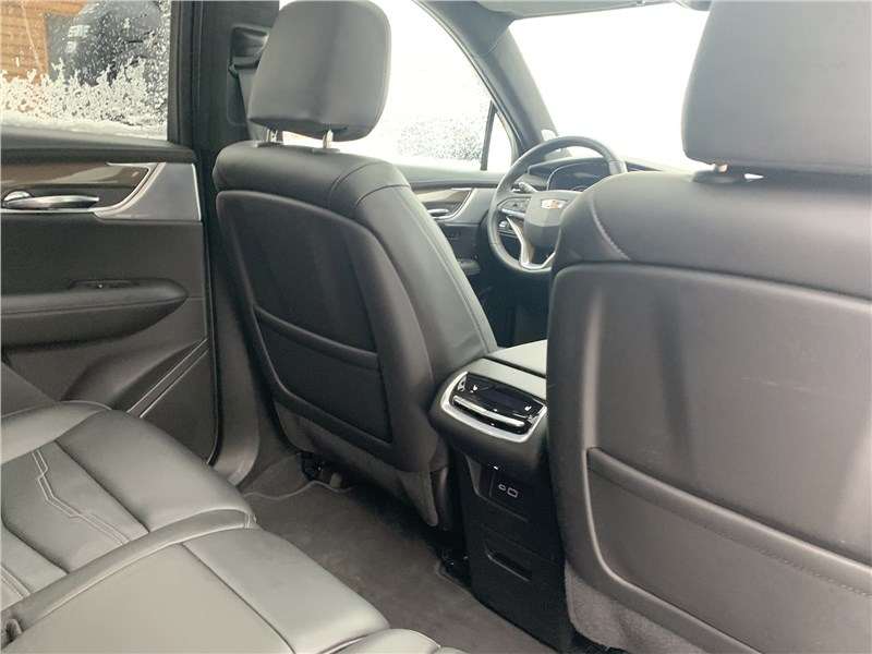 Фото Cadillac XT6 - Второй ряд выполнен в виде сплошного дивана, однако, есть вариант и в виде отдельных кресел