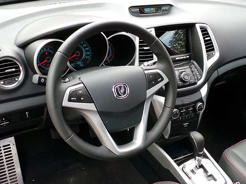 Фото Changan Eado - Торпедо симпатичное и аккуратно собранное. Но цветная картинка на дисплее мультимедиасистемы – всего лишь отражение