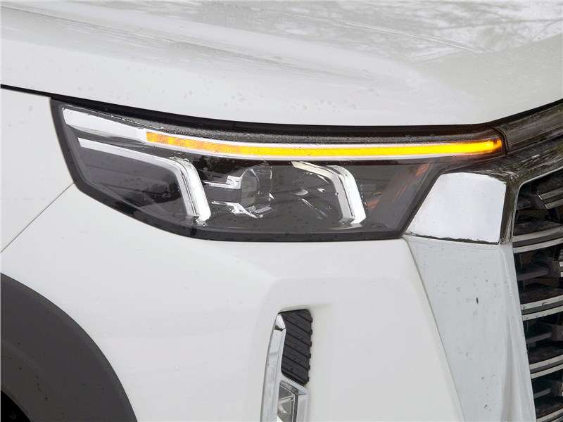 Фото Changan Hunter - Фары – светодиодные. Между собой они объединены светящейся полосой, проходящей над массивной решёткой радиатора