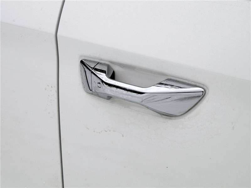 Фото Changan Hunter - Массивные хромированные наружные ручки больше подошли бы электропикапу Илона Маска. Здесь они выглядят чересчур громоздкими