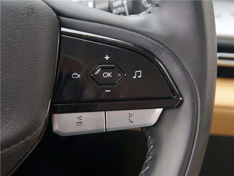 Фото Changan Hunter - С правой спицы руля управляем аудиосистемой и подключённым смартфоном