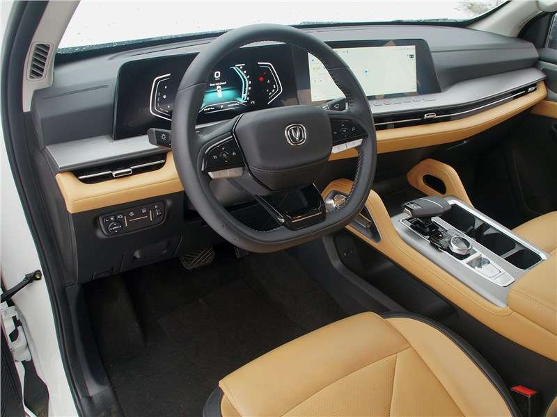 Фото Changan Hunter - Интерьер для пикапа просто роскошен. Особый шик ему придают светло-коричневая обивка из эко-кожи и сдвоенный экран панели приборов и мультимедиасистемы