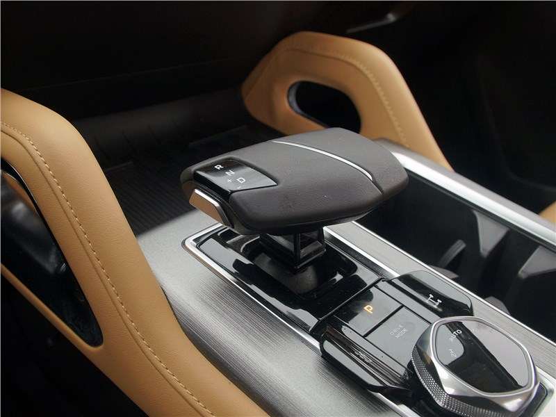 Фото Changan Hunter - Changan Hunter Plus оснащается классическим восьмидиапазонным автоматом. Кнопка на селекторе служит для перевода коробки в ручной режим