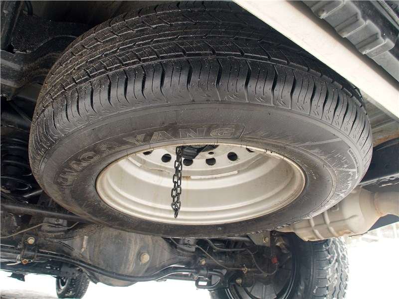 Фото Changan Hunter - Запасное колесо у «Охотника» полноразмерное. Оно закреплено под днищем в заднем свесе кузова