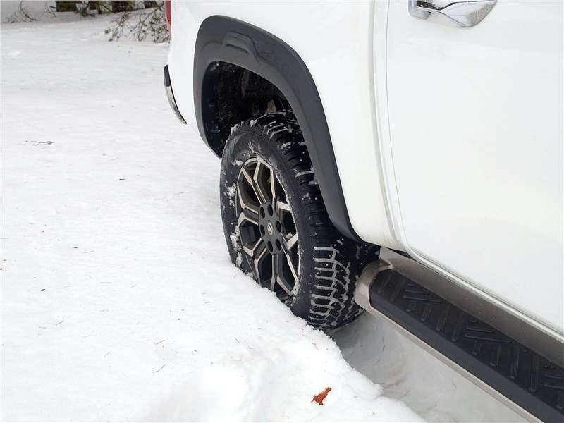 Фото Changan Hunter - Сесть в глубоком снегу на подножки можно – но это проблематично. Высота под ними 32 см