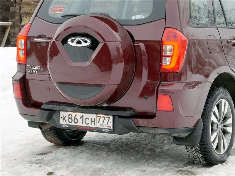 Фото Chery Tiggo 3 - Датчики парковки «учитывают» выступающий кожух запаски