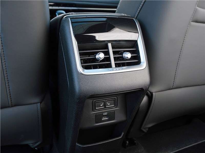 Фото Chery Tiggo 8 - Chery Tiggo 8 (2021) печка для второго ряда