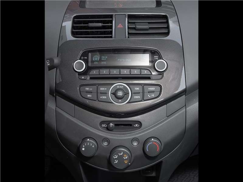 Фото Chevrolet Spark - Chevrolet Spark (2010) центральная консоль