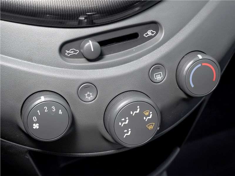 Фото Chevrolet Spark - Настраивать работу климатической системы шайбами и кнопками удобно